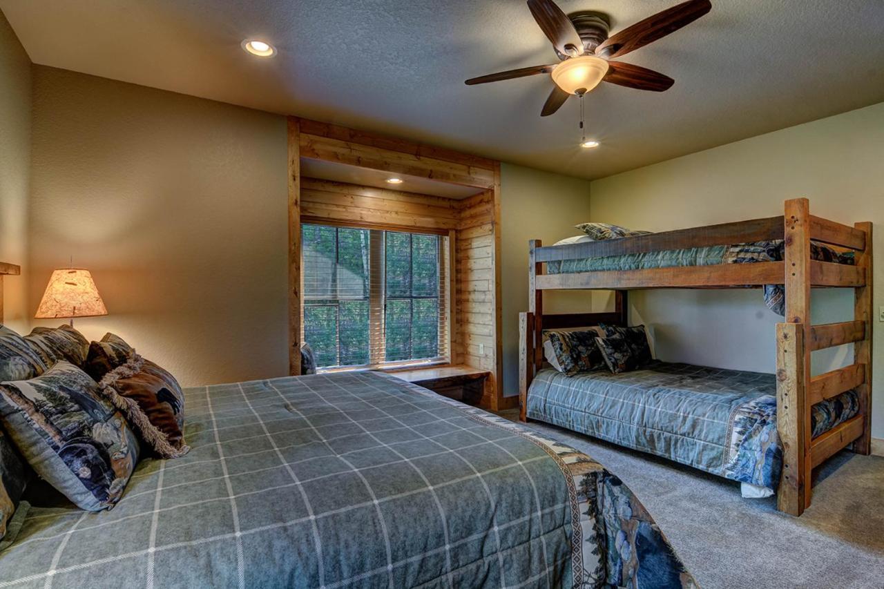 Whispering Pines Lodge: 9 Bedroom Eagle River Exterior photo