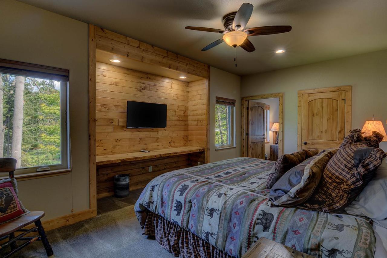 Whispering Pines Lodge: 9 Bedroom Eagle River Exterior photo