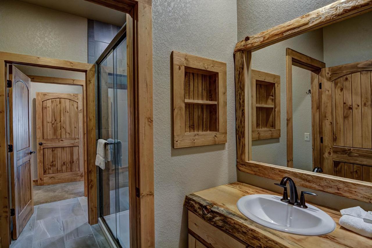 Whispering Pines Lodge: 9 Bedroom Eagle River Exterior photo