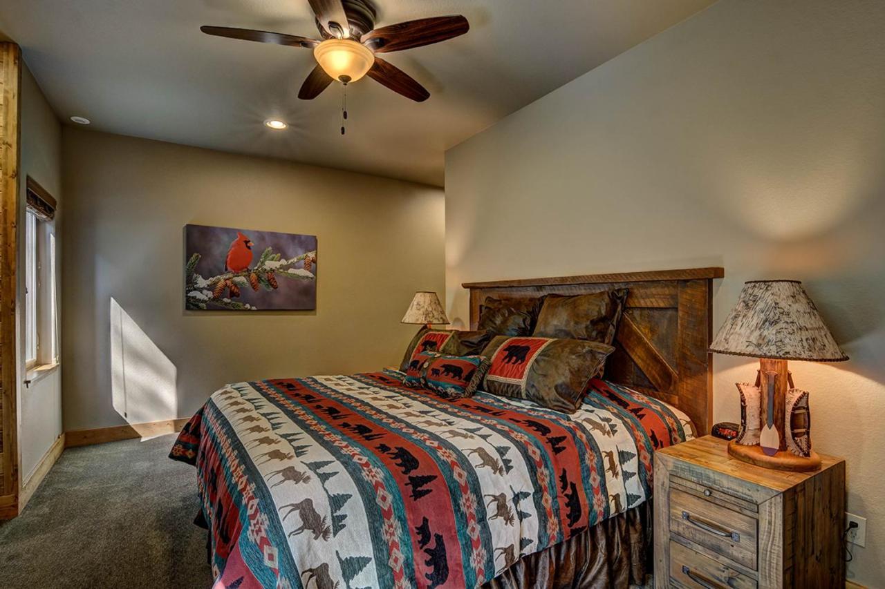 Whispering Pines Lodge: 9 Bedroom Eagle River Exterior photo